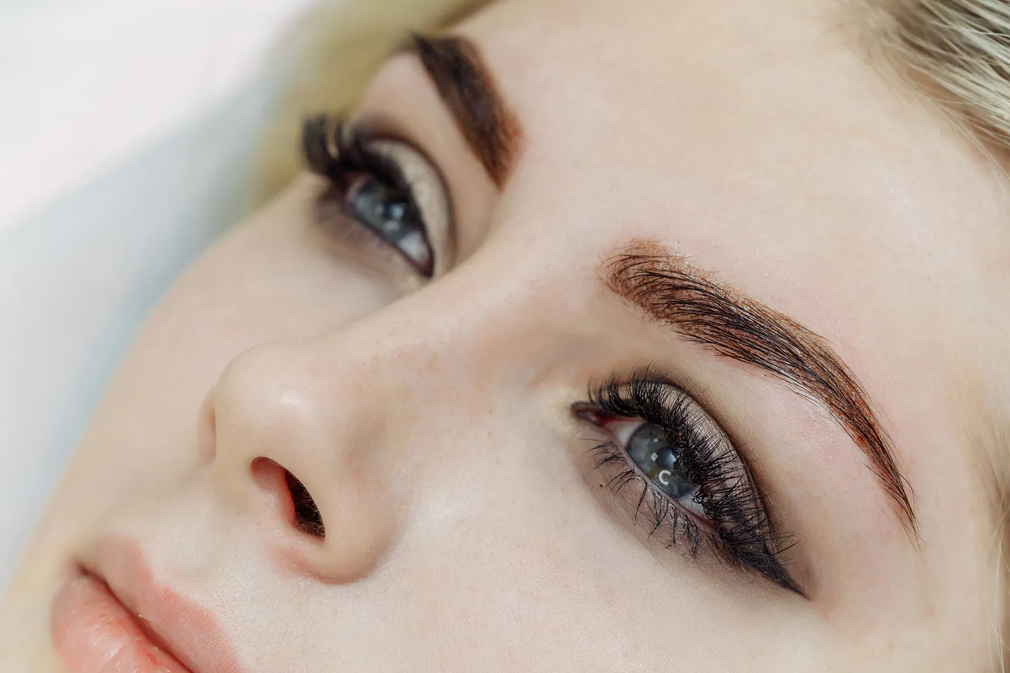 recorte mujer lifting cejas